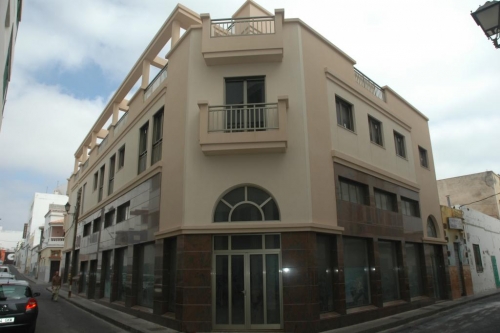EDIFICIO DE SOTANO, 2 LOCALES Y 7 VIVIENDAS EN CALLE CANALEJAS ARRECIFE.